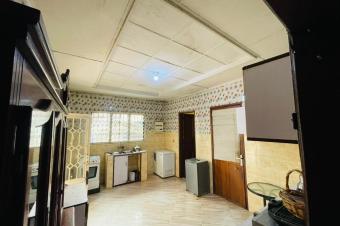 Vente villa  LIMETE 1er rue Forgeron. Trs belle emplacement  Composition  5 Chambres 2 Salons salle  manger Cuisine quipe et 4 salles de bain  toilette visiteurs.  