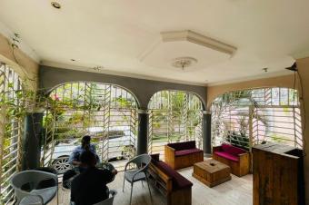 Vente villa  LIMETE 1er rue Forgeron. Trs belle emplacement  Composition  5 Chambres 2 Salons salle  manger Cuisine quipe et 4 salles de bain  toilette visiteurs.  