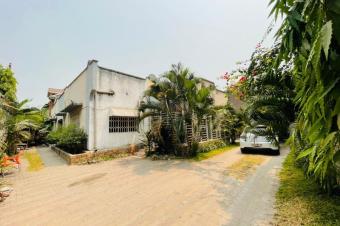 Vente villa  LIMETE 1er rue Forgeron. Trs belle emplacement  Composition  5 Chambres 2 Salons salle  manger Cuisine quipe et 4 salles de bain  toilette visiteurs.  