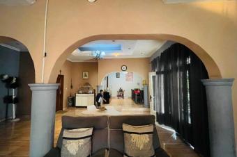 Vente villa  LIMETE 1er rue Forgeron. Trs belle emplacement  Composition  5 Chambres 2 Salons salle  manger Cuisine quipe et 4 salles de bain  toilette visiteurs.  