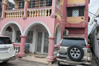 Parcelle mise en vente avec types de locataires dans la  Commune de Kasa Vubu   Dimensions 1025m 