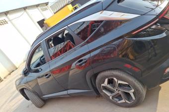 Hyndai tuscon 2022  Full options  Toit ouvrant  Volant gauche Automatique  Moteur impeccable   Prix  23.000  discut lgrement  Localisation appel 