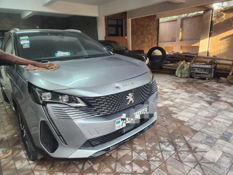 Peugeot 3008 2021 Full options  Essence   Volant gauche  Automatique  Moteur impeccable   Prix  15.000  discut lgrement  Localisation appel 