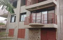 AU BORD DU FLEUVE : UNE PARCELLE DE 20mx40m, AYANT UN BÂTIMENT R+2 DE 4 APPARTEMENTS : QUARTIER MBUDI /6 PORTES /DIRECTION SAFRICAS mediacongo