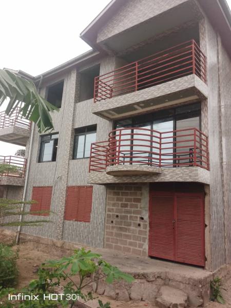 AU BORD DU FLEUVE  UNE PARCELLE DE 20mx40m AYANT UN BTIMENT R2 DE 4 APPARTEMENTS  QUARTIER MBUDI 6 PORTES DIRECTION SAFRICAS 