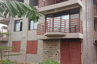 AU BORD DU FLEUVE  UNE PARCELLE DE 20mx40m AYANT UN BTIMENT R2 DE 4 APPARTEMENTS  QUARTIER MBUDI 6 PORTES DIRECTION SAFRICAS 
