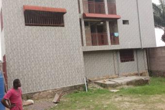 AU BORD DU FLEUVE  UNE PARCELLE DE 20mx40m AYANT UN BTIMENT R2 DE 4 APPARTEMENTS  QUARTIER MBUDI 6 PORTES DIRECTION SAFRICAS 