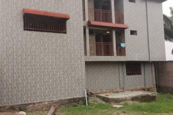 AU BORD DU FLEUVE  UNE PARCELLE DE 20mx40m AYANT UN BTIMENT R2 DE 4 APPARTEMENTS  QUARTIER MBUDI 6 PORTES DIRECTION SAFRICAS 