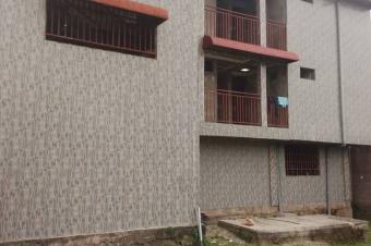 AU BORD DU FLEUVE  UNE PARCELLE DE 20mx40m AYANT UN BTIMENT R2 DE 4 APPARTEMENTS  QUARTIER MBUDI 6 PORTES DIRECTION SAFRICAS 
