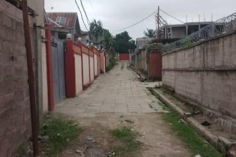 AU BORD DU FLEUVE  UNE PARCELLE DE 20mx40m AYANT UN BTIMENT R2 DE 4 APPARTEMENTS  QUARTIER MBUDI 6 PORTES DIRECTION SAFRICAS 