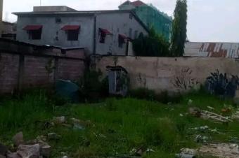 Terrain  vendre  GB 10msur20 250000 dollars  discuter lgrement 