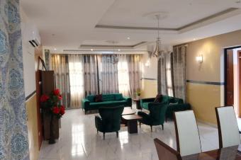 EN VENTE  Rsidence MODERNE R2 DE 4 CH.  NGALIEMAMBUDI TERMINUS  AVEC UN GRAND ESPACE VIDE POUVANT SERVICE  CONSTRUCTION UN IMMEUBLE  ct 