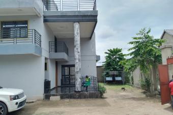 EN VENTE  Rsidence MODERNE R2 DE 4 CH.  NGALIEMAMBUDI TERMINUS  AVEC UN GRAND ESPACE VIDE POUVANT SERVICE  CONSTRUCTION UN IMMEUBLE  ct 