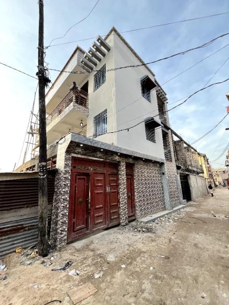 LIMET  1er Rue Ind. Mise en vente dun btiment R2 de type locatif de 6 appartements    seulement 2 minutes  pied de la route principale