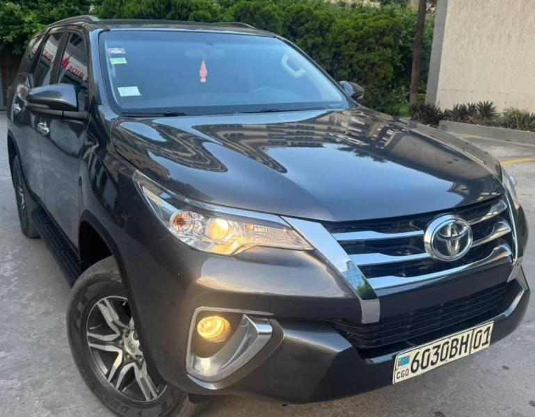Fortuner 2019 essence automatique 4cylinder kilomtrage 37000 camra de recul intrieur cuire Prix 36000.a  discuter
