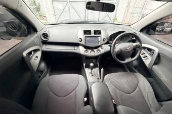 Toyota vanguard sans plaque 3 banquette essence automatique 4cylinder kilomtrage 5400 camera de recul Prix 13000  discuter