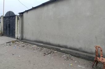  Parcelle avec 3 maisons locatives  vendre  Camp PM Nsele