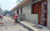 Parcelle à vendre avec 5 portes locatives – Quartier Efobank (N’sele) proche du Boulevard Lumumba