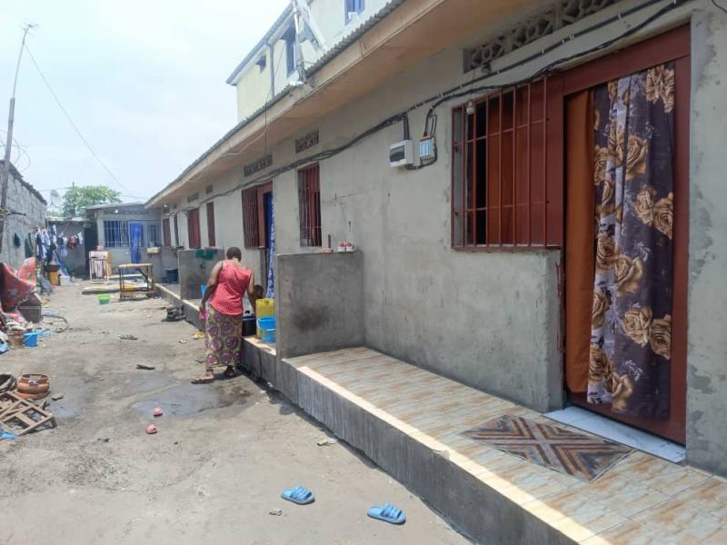 Parcelle  vendre avec 5 portes locatives  Quartier Efobank Nsele proche du Boulevard Lumumba