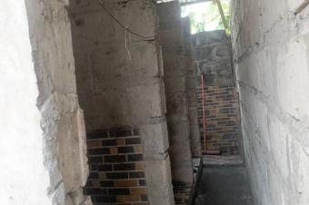 Parcelle  vendre avec 5 portes locatives  Quartier Efobank Nsele proche du Boulevard Lumumba