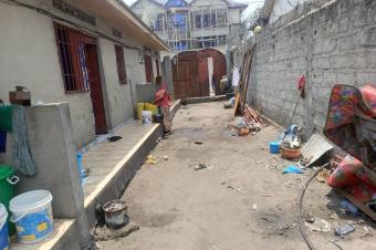 Parcelle  vendre avec 5 portes locatives  Quartier Efobank Nsele proche du Boulevard Lumumba