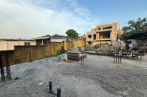 GS13-IMMO SARL; met à votre disposition, la vente de cette parcelle avec une solide fondation d R+4, Binza Pigeon, C/Ngaliema. Réf: Kananga. Dimension: 10/23M. Prix: 250.000$ à dis immobilier_vente_location