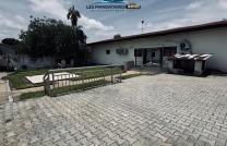 ?À vendre?  Grande parcelle construite en matériaux durables située sur une avenue asphaltée dans un quartier résidentiel   ? Localisation:  *Binza UPN(réf: Non loin de l'église mediacongo