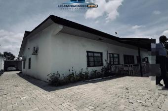  vendre  Grande parcelle construite en matriaux durables situe sur une avenue asphalte dans un quartier rsidentiel    Localisation  Binza UPNrf Non loin de lglise