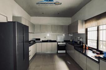  vendre  Grande parcelle construite en matriaux durables situe sur une avenue asphalte dans un quartier rsidentiel    Localisation  Binza UPNrf Non loin de lglise