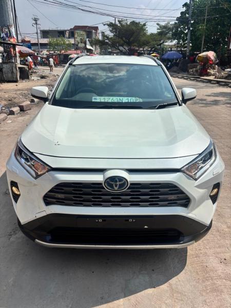 Rav4 hybrid 2020 Plaque rcente AN10 Volant droit  Intrieur cuir  Camra de recule  19.000  discuter  Localisation appel
