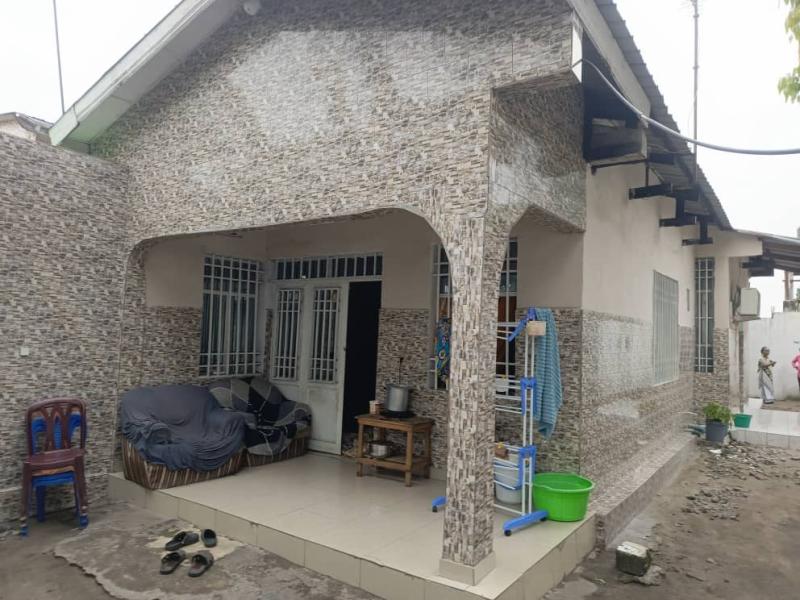 Parcelle avec Deux Appartements  Vendre  Investissement Idal Nsele Proche Boulevard Lumumba