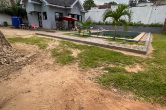 Parcelle avec une maison habitable mise en vente dans  Commune de Ngaliema Okapi   Dimensions 2125m Avec une maison de 2 chambres  et Piscine