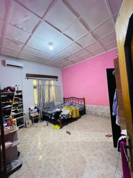 Vente villa  LIMETE 1er rue Forgeron. Trs belle emplacement  Composition  5 Chambres 2 Salons salle  manger Cuisine quipe et 4 salles de bain  toilette visiteurs.  