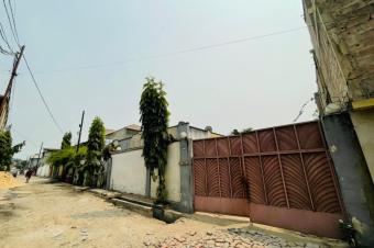 Vente villa  LIMETE 1er rue Forgeron. Trs belle emplacement  Composition  5 Chambres 2 Salons salle  manger Cuisine quipe et 4 salles de bain  toilette visiteurs.  