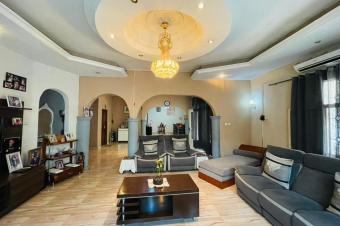 Vente villa  LIMETE 1er rue Forgeron. Trs belle emplacement  Composition  5 Chambres 2 Salons salle  manger Cuisine quipe et 4 salles de bain  toilette visiteurs.  