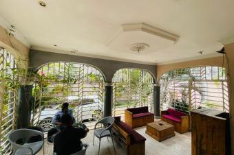 Vente villa  LIMETE 1er rue Forgeron. Trs belle emplacement  Composition  5 Chambres 2 Salons salle  manger Cuisine quipe et 4 salles de bain  toilette visiteurs.  