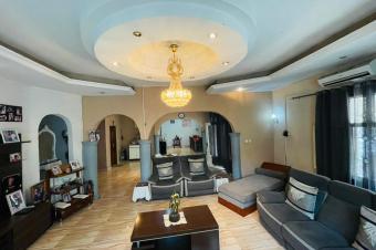 Vente villa  LIMETE 1er rue Forgeron. Trs belle emplacement  Composition  5 Chambres 2 Salons salle  manger Cuisine quipe et 4 salles de bain  toilette visiteurs.  