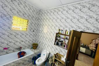 Vente villa  LIMETE 1er rue Forgeron. Trs belle emplacement  Composition  5 Chambres 2 Salons salle  manger Cuisine quipe et 4 salles de bain  toilette visiteurs.  