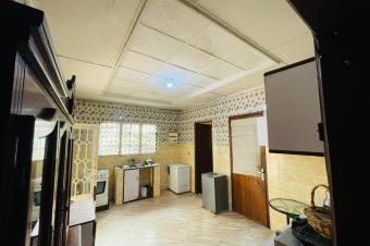 Vente villa  LIMETE 1er rue Forgeron. Trs belle emplacement  Composition  5 Chambres 2 Salons salle  manger Cuisine quipe et 4 salles de bain  toilette visiteurs.  