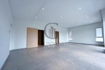 LOCATION DUN SOMPTUEUX APPARTEMENT SPACIEUX ET LUMINEUX DANS UN IMMEUBLE MODERNE AVEC DIVERSES COMMODITS AU COEUR DE LA GOMBE.