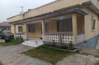 GS13IMMO SARL met  votre disposition la vente de cette parcelle  sur Macadam QMaman Yemo. Rf Arme. CMontngafula. Dimension 3040M. Prix 250.000  discuter.  vous.