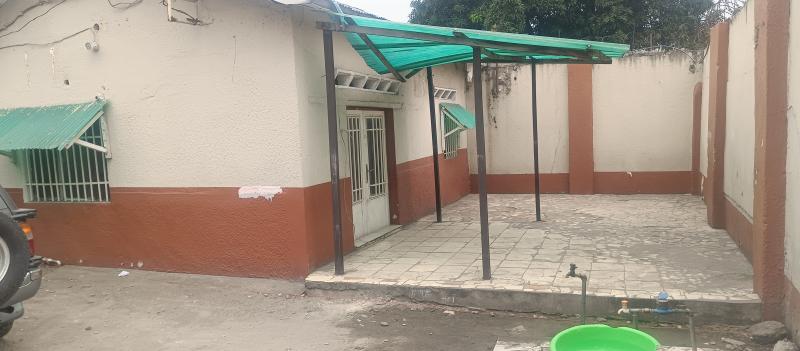 GS13IMMO  S.A.R.L met  votre disposition la vente de cette trs grande parcelle CLimete Rf Centre Lindonge. Dimension 1725M. Prix  260.000  discuter.  vous la parole.