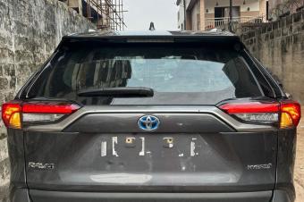 Rav4 hybrid 2021 Sans plaque  Volant droit  Intrieur porcelaine  19.500 lisolo  Localisation limete