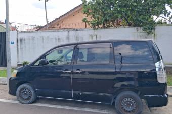 NOAH 2 Sans plaque  Faible kilomtrage  Moteur impeccable  Boite impeccable  Climatisation impeccable  Amortisseur suspension  Suspension impeccable  7500 dernier prix  LOCALISATI