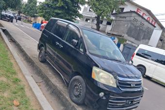 NOAH 2 Sans plaque  Faible kilomtrage  Moteur impeccable  Boite impeccable  Climatisation impeccable  Amortisseur suspension  Suspension impeccable  7500 dernier prix  LOCALISATI