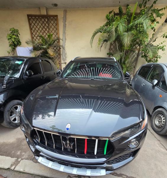 Maserati levante granlusso sport Full options  2018 authentique  Automatique  Essence  Volant gauche  Jantes chromes  Intrieur cuir premium  Toit panoramique  Dmarrage bouton po