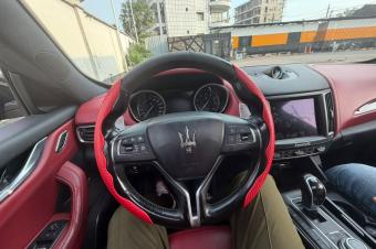 Maserati levante granlusso sport Full options  2018 authentique  Automatique  Essence  Volant gauche  Jantes chromes  Intrieur cuir premium  Toit panoramique  Dmarrage bouton po