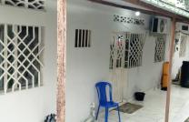 Parcelle de 9m27 à vendre non loin de DGC 100000 dollars à discuter contenant 2 maisons de 2 ch salon cuisine salle de bain et une maison de chambre salon toilette extérieur mediacongo