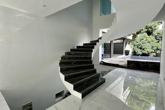 EN LOCATION  VILLA DEXCEPTION    GOMBE KINSHASA Avenue Roi Baudouin  Emplacement stratgique  Situe dans le prestigieux quartier de la Gombe