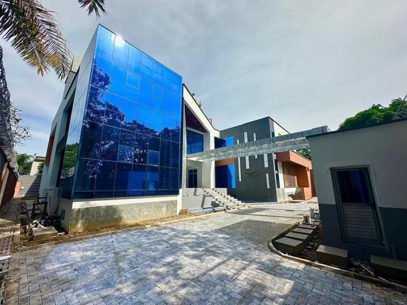 EN LOCATION  VILLA DEXCEPTION    GOMBE KINSHASA Avenue Roi Baudouin  Emplacement stratgique  Situe dans le prestigieux quartier de la Gombe